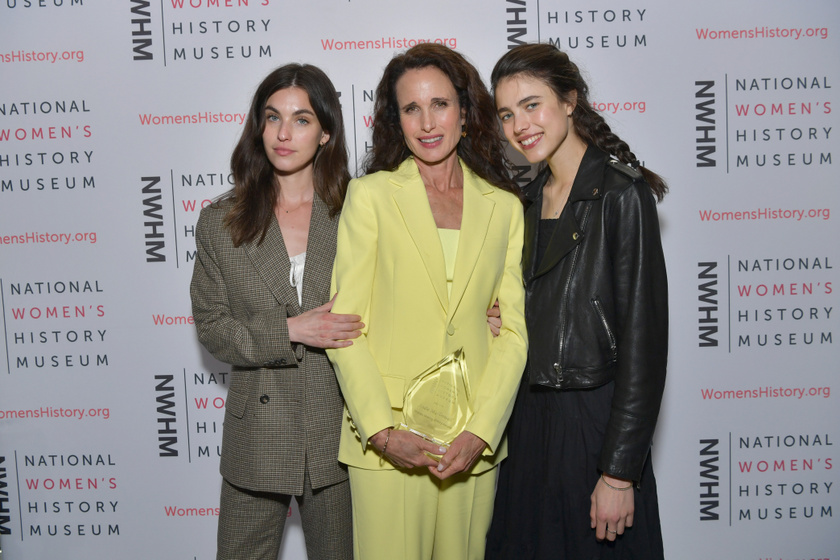 Andie MacDowell 2020 márciusában két lányával látogatott el a National Women's History Múzeum eseményére Los Angelesben. Egymás mellett állva látszik, mennyire hasonlítanak.