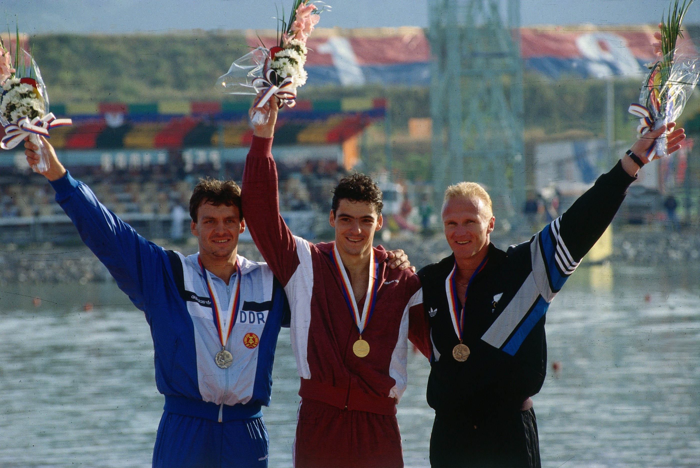 A középen álló, kiváló sportolónk 1988-ban két aranyérmet is szerzett kajakban. Hogy hívják őt?