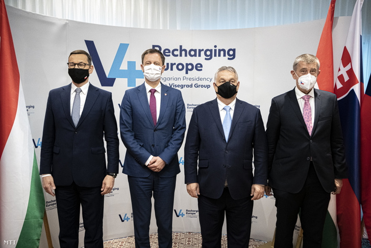Mateusz Morawiecki lengyel (b1), Eduard Heger szlovák (b2), Orbán Viktor magyar (b3) és Andrej Babis cseh miniszterelnök megbeszélésükön a visegrádi csoport (V4) miniszterelnökeinek és Janez Jansa szlovén kormányfőnek csúcsértekezlete előtt a ljubljanai magyar nagykövetségén 2021. július 9-én