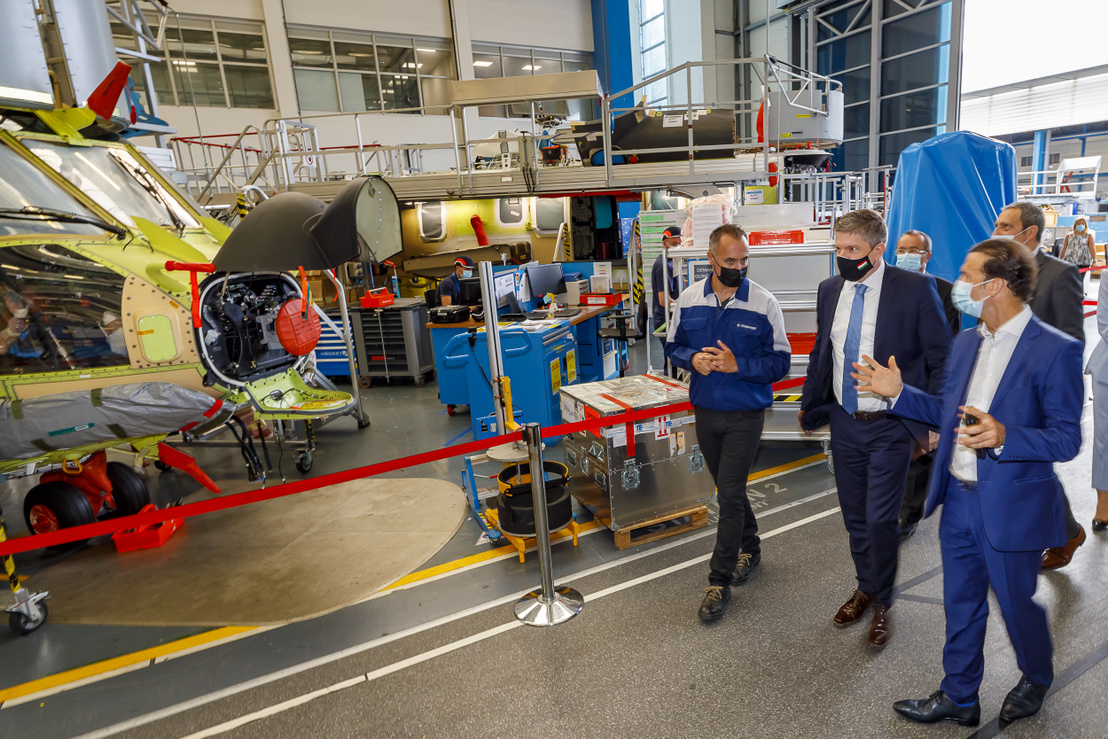 Maróth Gáspár védelmi fejlesztésekért felelős kormánybiztos megtekinti a Magyar Honvédség számára készülő helikopterek munkafolyamatát az Airbus marignane-i üzemében