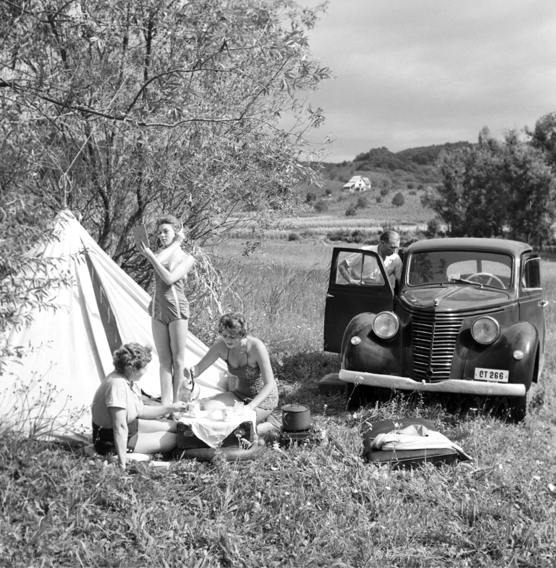 Autós kempingezők sátruk előtt a Balaton-parton, Szigligetnél 1958. augusztus 15-én. Jobbra: egy KIM gépkocsi, a Moszkvics elődje