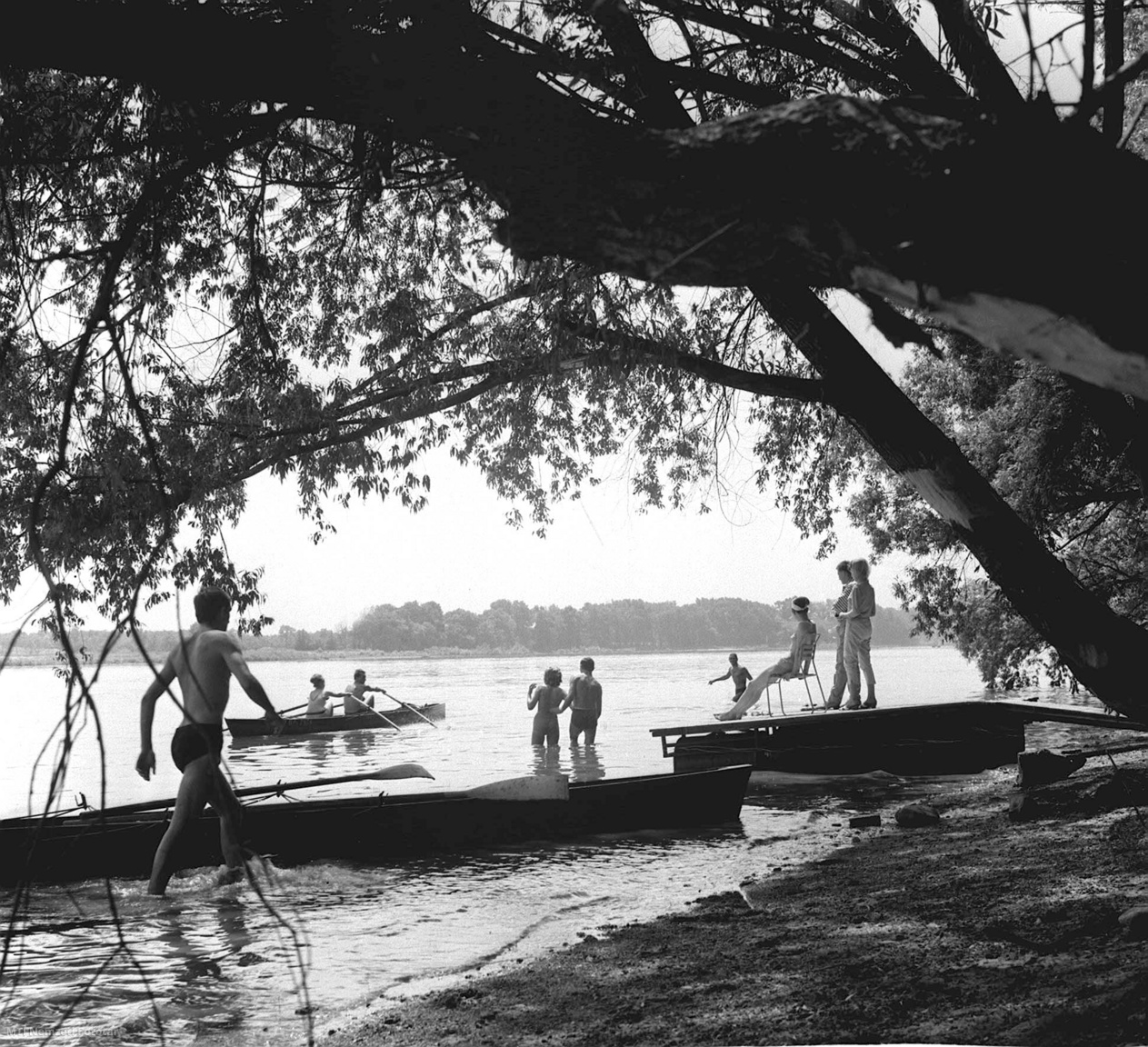 Vasárnap Szentendrén, a Pap-szigeti kempingben. A képen: napozók a tábor csónakkikötőjénél, 1963. május 26-án