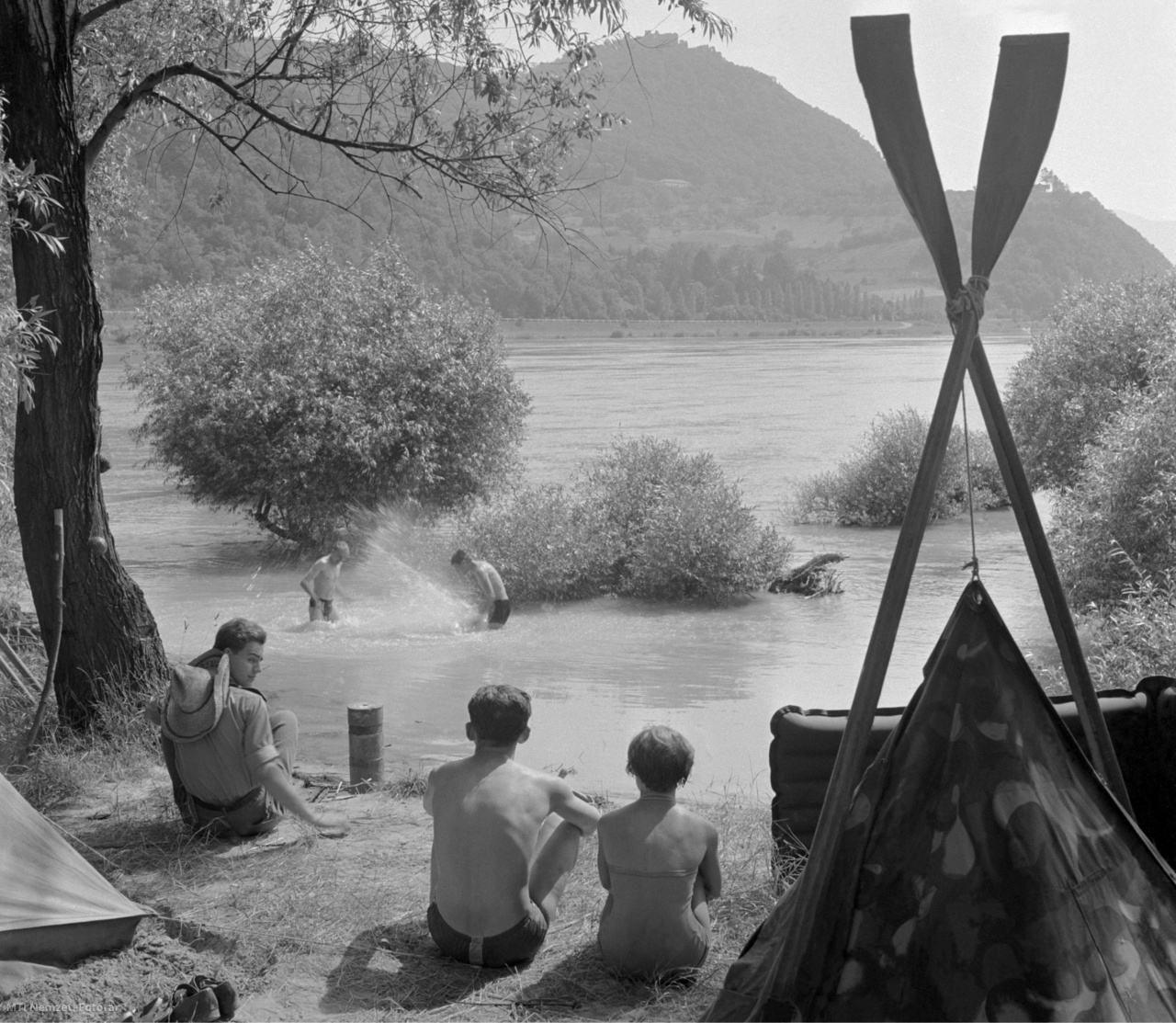 Nagymaros, 1961. június 29. Táborozó vadevezősök a Dunakanyarban