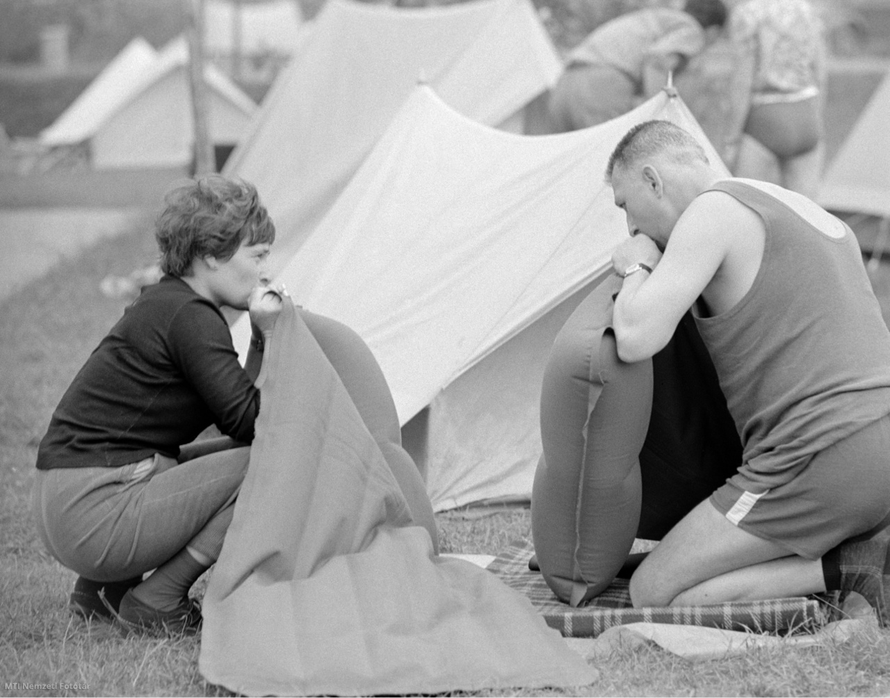 1965. július 9. Fújja a gumimatracokba a levegőt egy újonnan érkezett pár a Római-parti kempingben