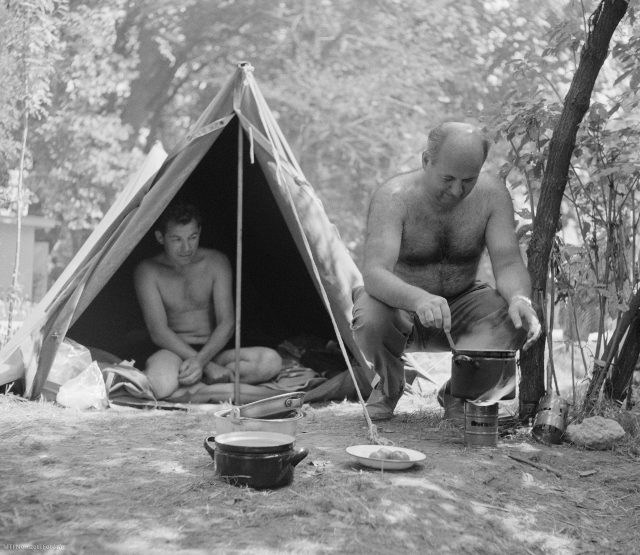 Sátorozó külföldi turisták főznek Óbuda Duna felőli részének északi felén, a Római-parton, a Fővárosi Idegenforgalmi Hivatal által létesített, a főváros egyetlen kempingjében, a Camping Római Part területén 1964. július 23-án