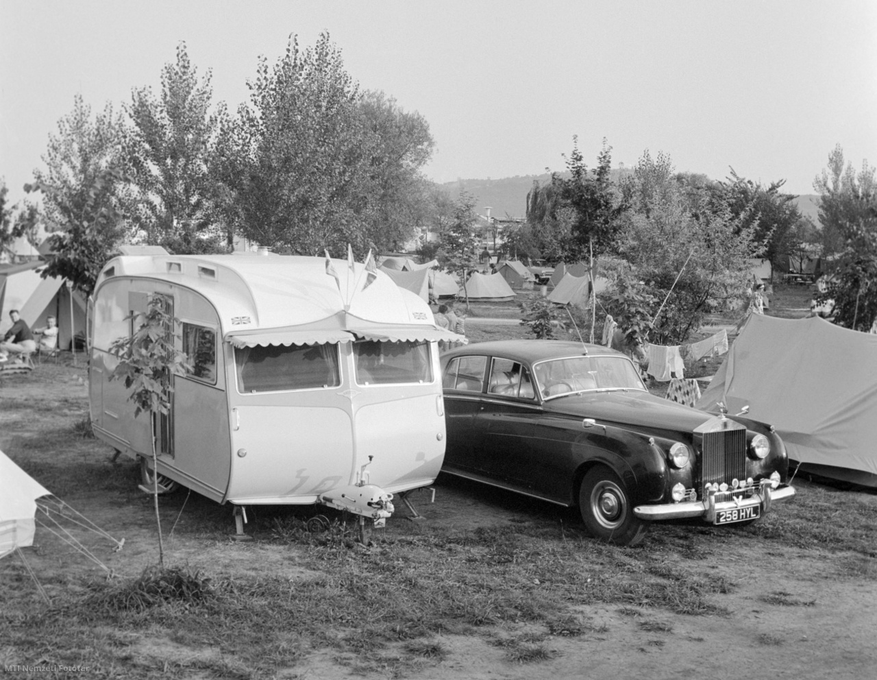 Az Angol Caravan Szövetség egyik Rolls-Royce Silver Cloud gépkocsija egy lakókocsi mellett parkol a balatonfüredi kempingben 1965. augusztus 17-én