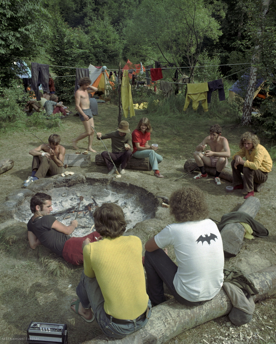 Szalonnát sütnek a tábortűznél a fiatalok a bükki nemzetközi barlangásztáborban, melyet a Magyar Karszt- és Barlangkutató Társaság miskolci osztálya és a Magyar Hidrológiai Társaság szervezett a Bükk-fennsík egyik hangulatos tisztásán lengyel, csehszlovák és magyar fiatalok részvételével 1974. július 17-én