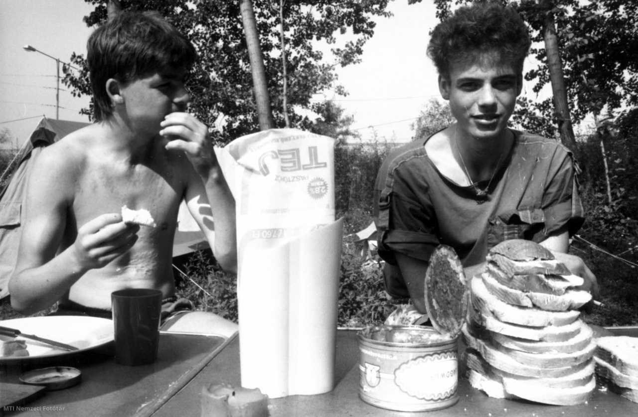Itt a július, elérkezett az igazi kempingidény. A forró nyári napokon turisták ezrei keresik szállásaikat, rendezik sátraikat, lakókocsijaikat, és élik nomád életüket. Hogyan viselkedik, mit csinál a turista a rekkenő hőségben? Ezekre a kérdésekre keresnek választ képeink a Római fürdő kempingjében, 1987. július 1-jén, ahol a napokban ezerkétszáz turista pihen. A képen: a reggeli