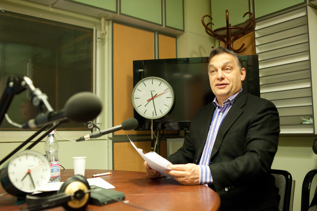Orbán Viktor jegyzeteivel a Kossuth Rádió reggeli műsorában