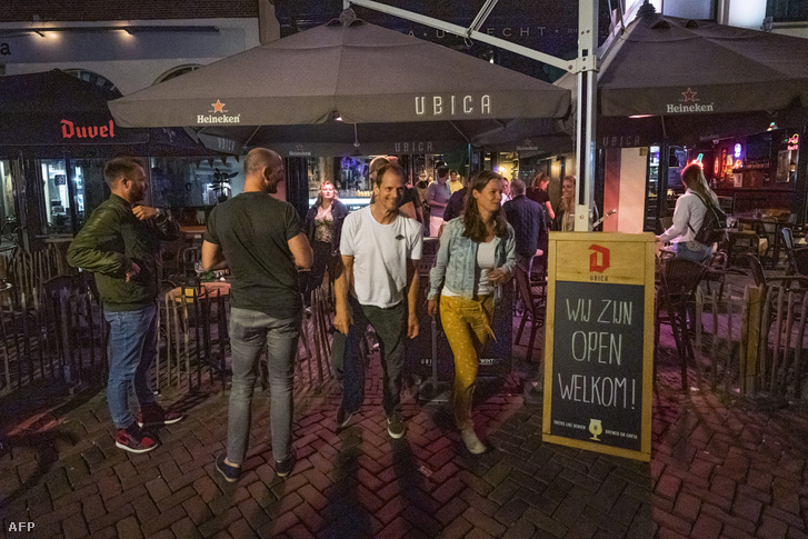 Az emberek elhagyják a kávézókat és éttermeket Utrechtben 2021. július 10-én éjfélkor