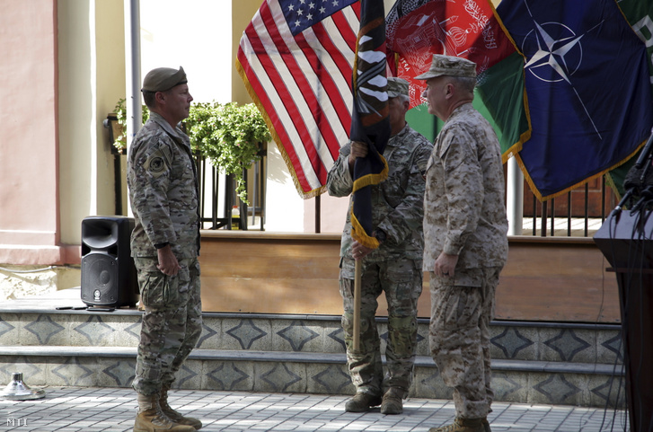 Austin Scott Miller, az Afganisztánban állomásozó amerikai csapatok parancsnoka (b) átadja a parancsnokságot az amerikai hadsereg Középső Parancsnokságát (Centcom) vezető Frank McKenzie tábornoknak (j) az Eltökélt Támogatás (Resolute Support - RS) nevű, NATO-vezetésű művelet kabuli székhelyén 2021. július 12-én.