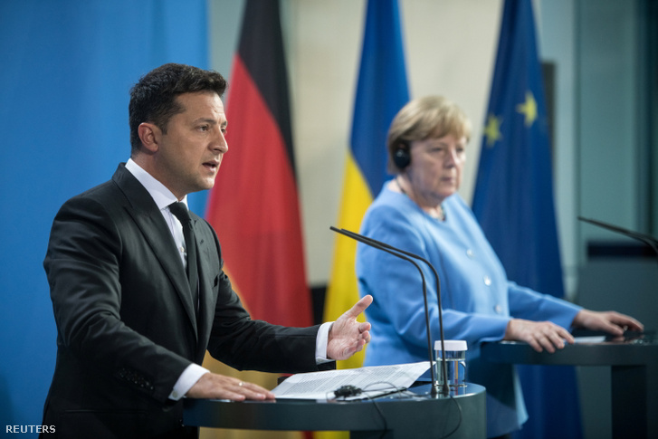 Angela Merkel német kancellár (j) és Volodimir Zelenszkij ukrán elnök sajtótájékoztatót tart Berlinben 2021. július 12-én