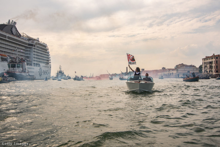 Helyiek kis hajós tüntetése az MSC Orchestra óceánjáró érkezése ellen Velencében 2021. június 5-én