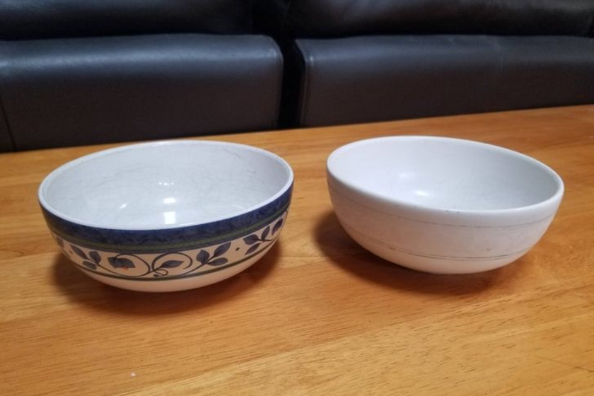A két tányér ugyanabból a készletből való, csak amíg az egyik húsz évig a dobozban maradt, a másikat napi szinten használták.