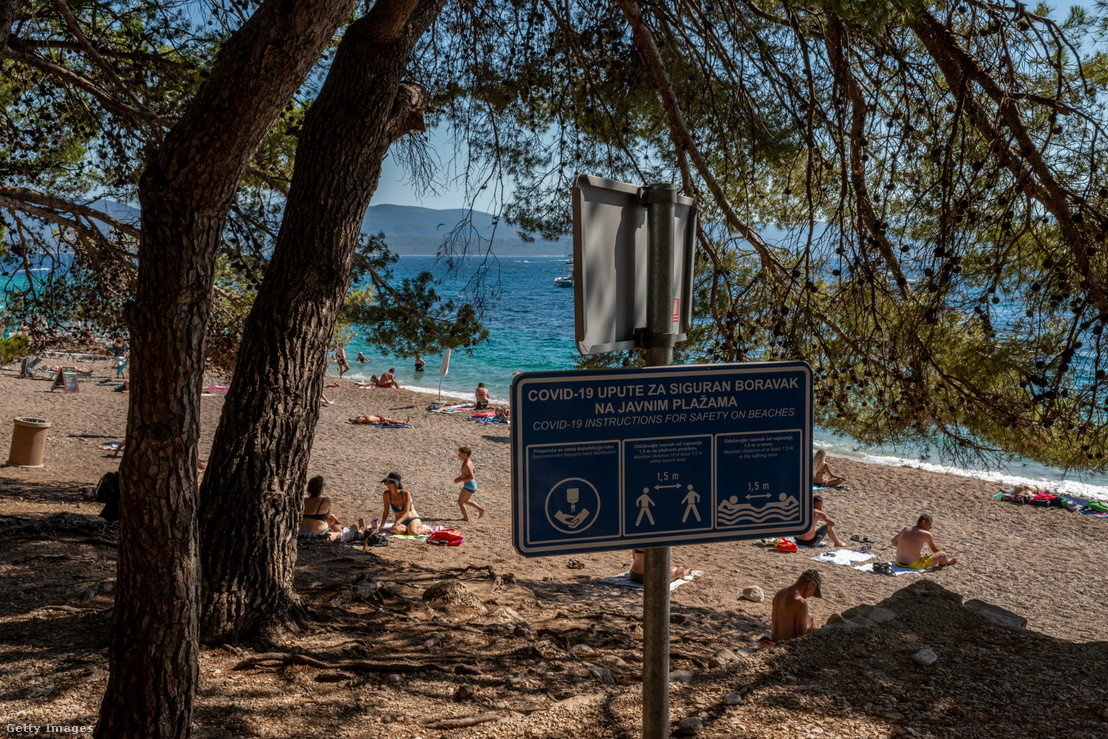 Távolságtartásra figyelmeztető tábla Horvátországban 2021. június 27-én