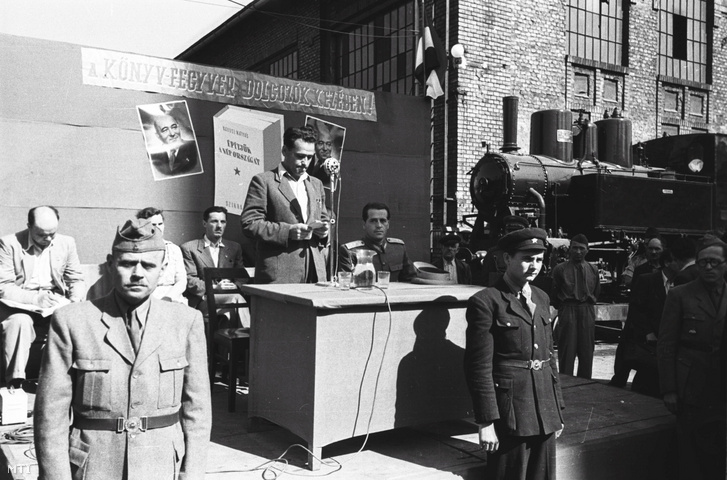 1949. június elsejétől a könyvnapok keretében vásárolhatják az emberek a különböző könyvsátrakban, alkalmi elárusítóhelyeken a könyveket. A főváros kiemelt helyeitől távolabb, a MÁVAG-gyárban Sólyom László altábornagy ünnepi beszéde után ismerkedtek a dolgozók az új könyvekkel