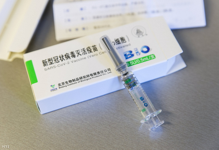 A kínai Sinopharm koronavírus elleni vakcinája a győri Petz Aladár Megyei Oktató Kórház oltópontján 2021. május 28-án