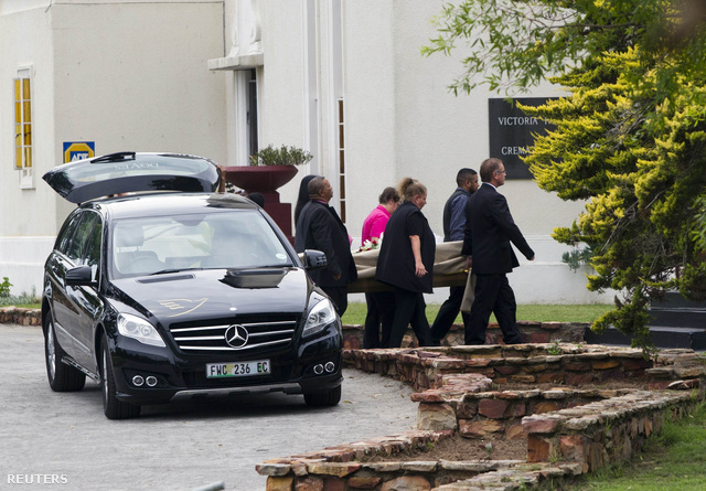 Reeva Steenkamp holtteste érkezik a Victoria Park krematóriumhoz Port Elizabethben.