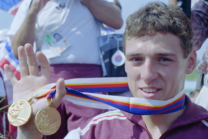 Martinek János öttusázó, a magyar csapat tagja két aranyérmét mutatja csapatban és egyéniben is győzött a szöuli olimpián 1988. szeptember 22-én