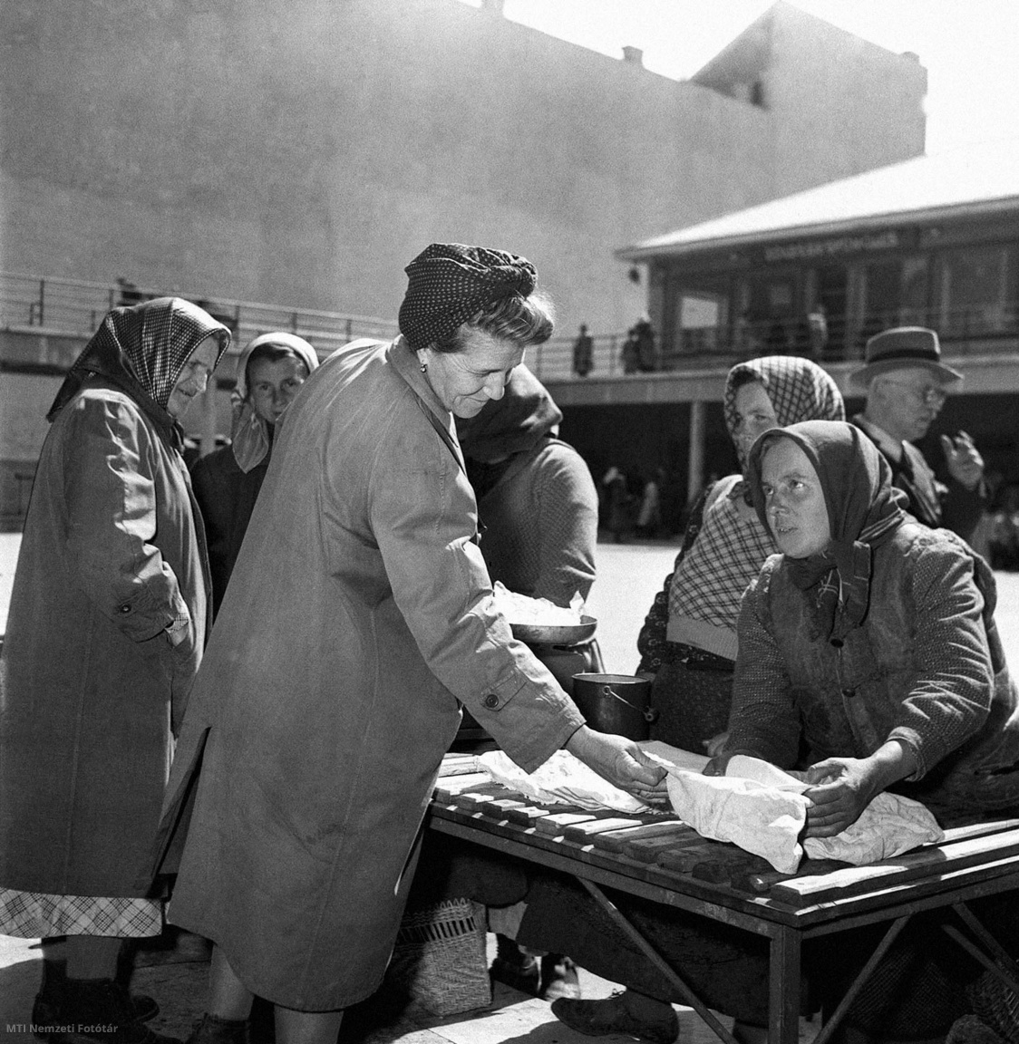 Budapest 1953. április 22. Egyéni dolgozó parasztok árusítják termékeiket a Fény utcai piacon.