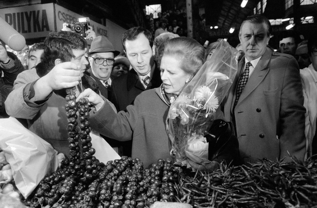 Budapest 1984. február 4. Margaret Thatcher a hivatalos látogatáson hazánkban tartózkodó brit kormányfő a kalocsai szárított paprikafüzérek között válogat a Tolbuhin körúti (1989 után Vámház körút) Nagyvásárcsarnokban. Czobor Péter, a csarnok igazgatója kalauzolja a vendéget.