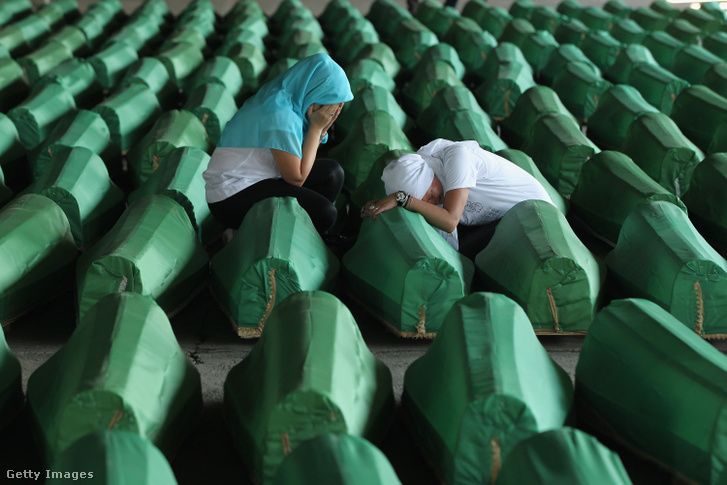 Két muzulmán nő siratja hozzátartozóit az 1995-ös srebrenicai mészárlás 613 exhumált áldozatának 2011-es temetésén