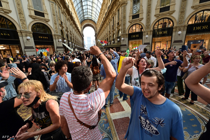 Demonstrálók Milánóban