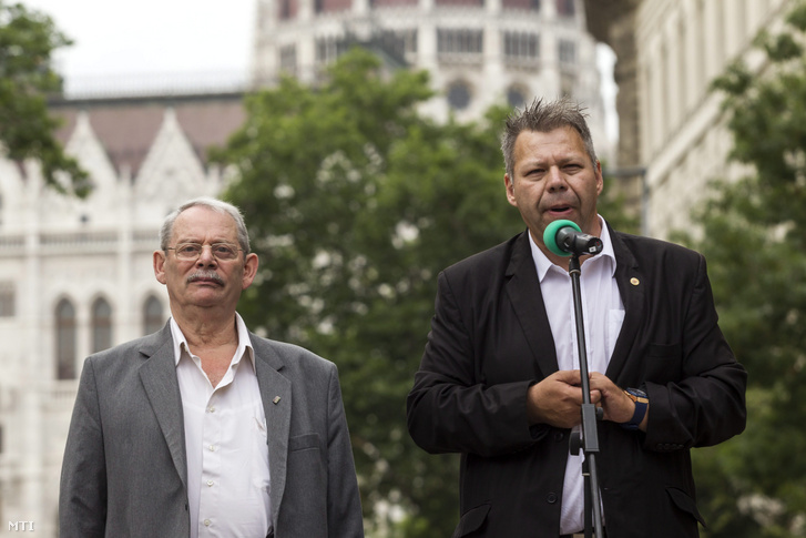 Metál Zoltán, az Országos Taxis Szövetség (OTSZ) elnöke (j) beszél, mellette Peredi Péter, a Fuvarozó Vállalkozók Országos Szövetsége (Fuvosz) főtitkára 2015. június 16-án
