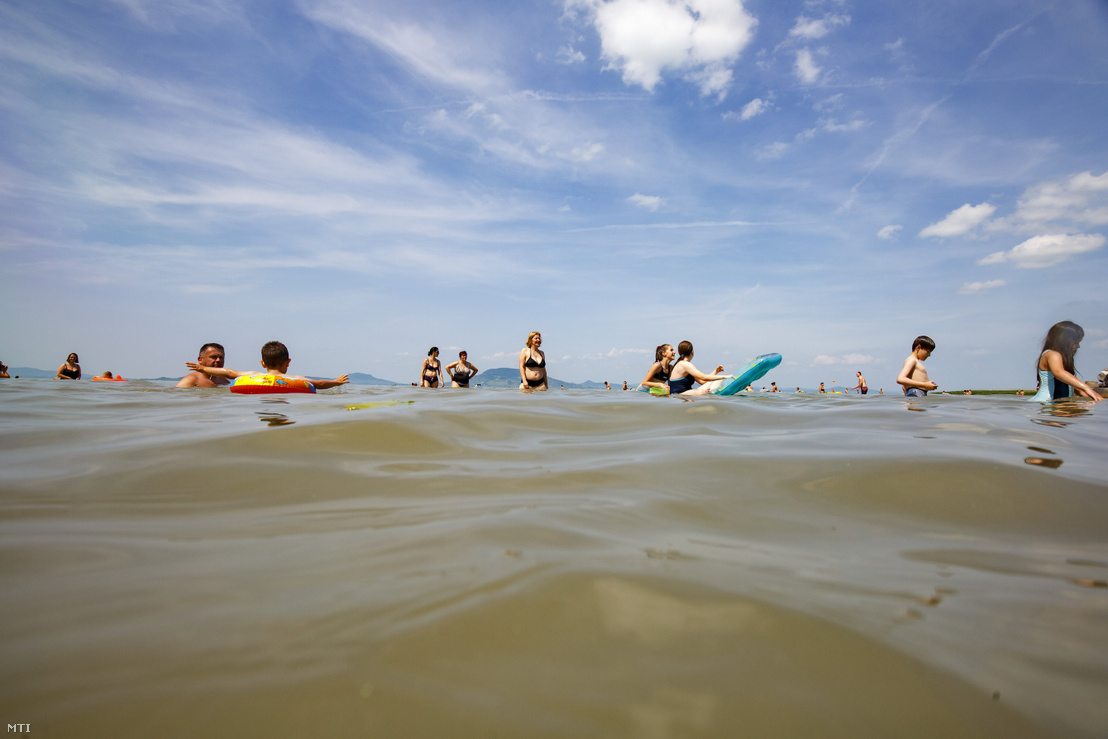 Fürdőzők a vízben a balatonfenyvesi szabadstrandon 2019. június 10-én