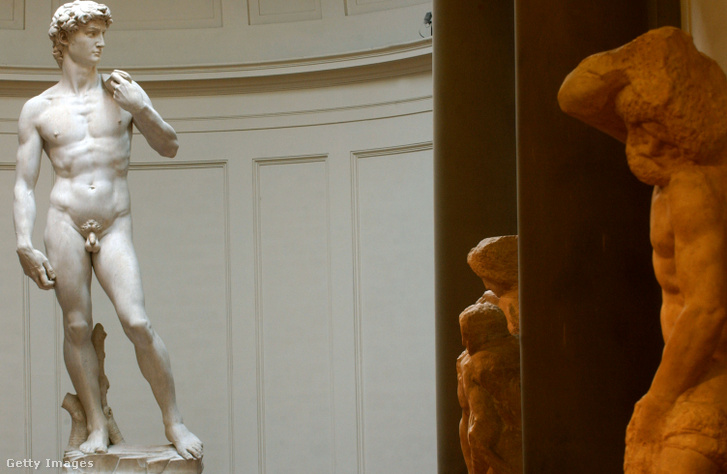 Michelangelo David szobra a Galleria dell'Accademia múzeumban, Firenzében. A reneszánsz mester az ókori görög szobrok ideáljait idézi.