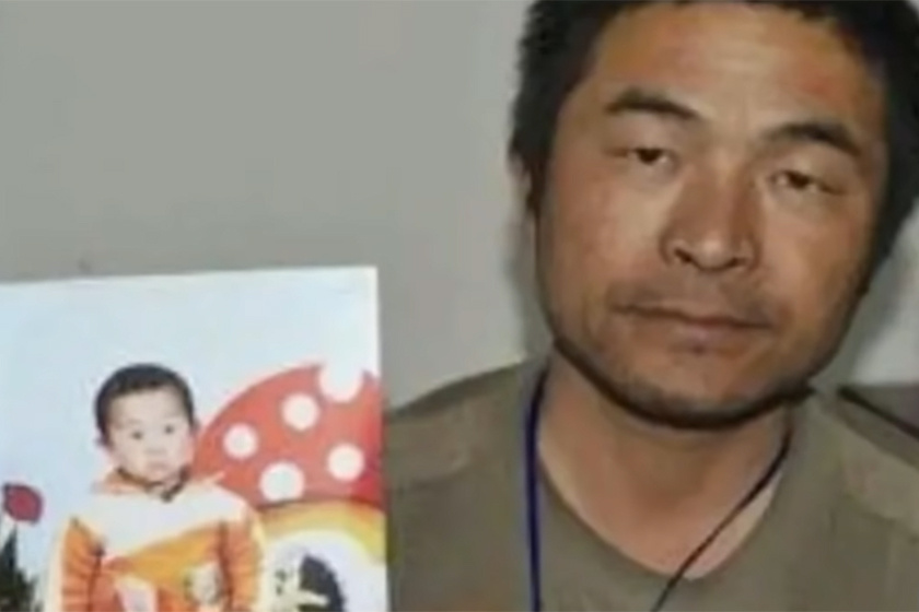 Az édesapa, Guo Gangtang gyermeke fotójával.