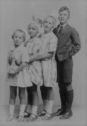 Roald Dahl testvéreivel 1927-ben