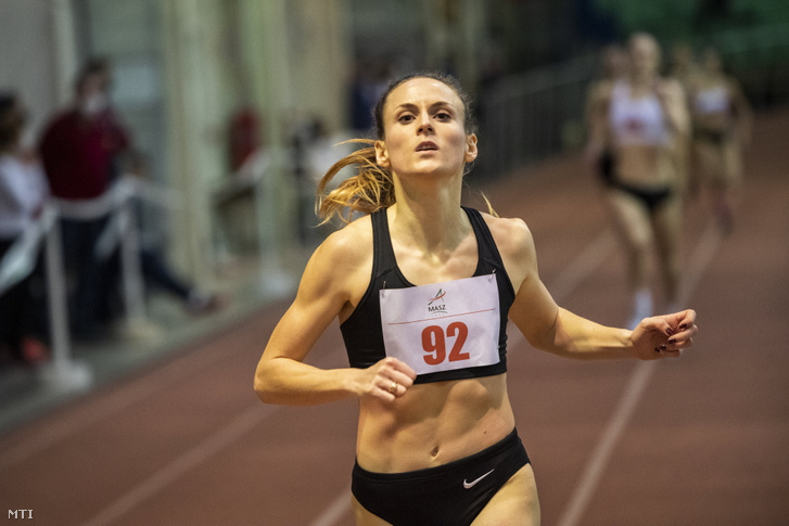 Bartha-Kéri Bianka a nõi 800 méteres síkfutás gyõztese a fedett pályás atlétikai bajnokságon a budapesti BOK Csarnokban 2021. február 21-én.