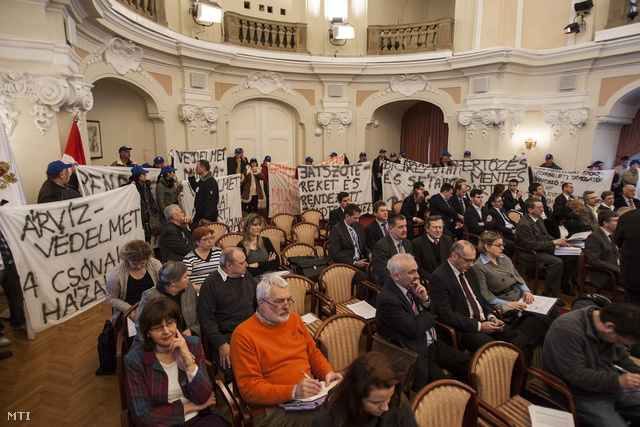 A gát megépítése mellett tüntető civilek a Fővárosi Közgyűlés ülésén