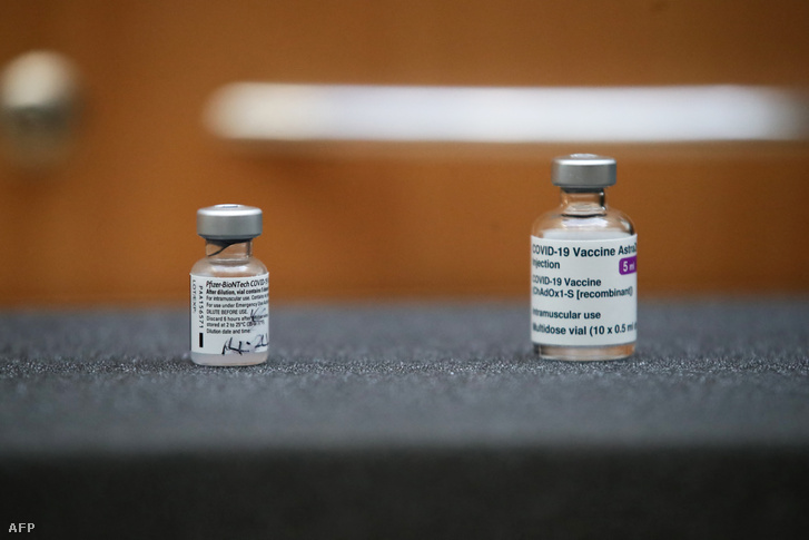 A Pfizer (b) és az AstraZeneca (j) koronavírus elleni vakcinái