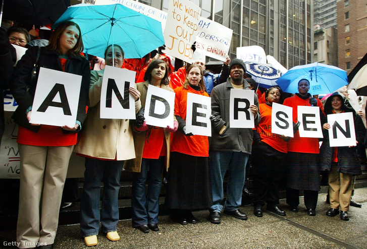 Az Arthur Andersen munkatársai tüntetnek az amerika Igazságügyi Minisztérium előtt 2002. március 26-án