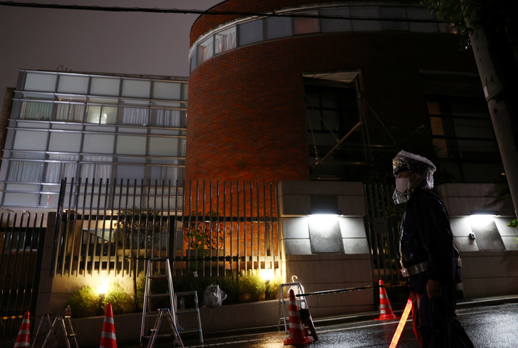 Japán rendőr őrt áll a tokiói lengyel nagykövetség előtt, ahová Kriszcina Cimanovszkaja menekült