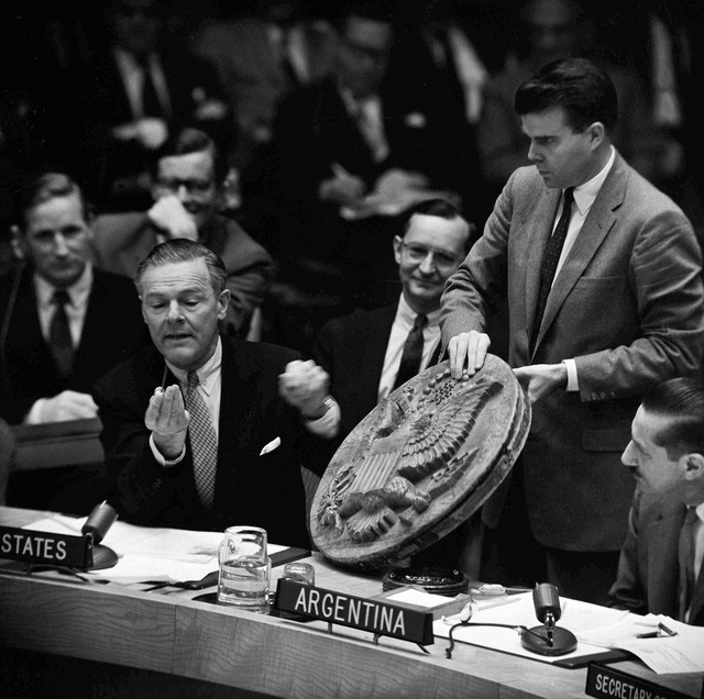 Bemutatják a plakettet az ENSZ közgyűlésén (1960).