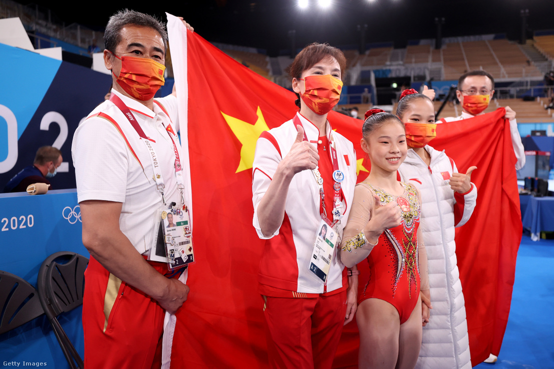 Az aranyérmes Csencsen Guan és csapata a 2020-as tokiói olimpiai játékok tizenegyedik napján
