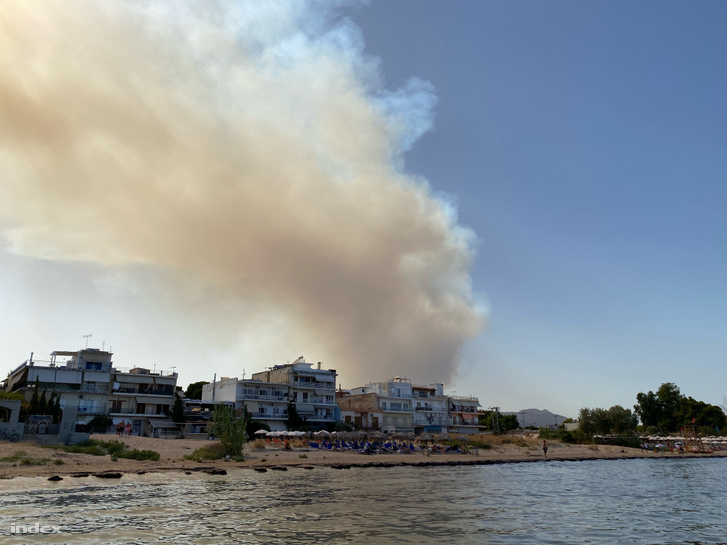 A hőség miatt újabb tűz ütött ki Athénban. Olvasónk, Ádám pár km-re tartózkodik a várostól, a tüzet több helikopterrel próbálják oltani