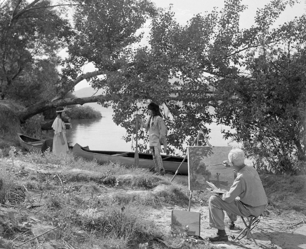 Haranglábi Nemes József festőművész megörökíti Ülő Mókust és Musztangot, az indián tábor lakóit - Hegymegi Kiss Áronnét és Borsányi Elemérát - a Kőgeszteli-szigeten 1961. augusztus 17-én.