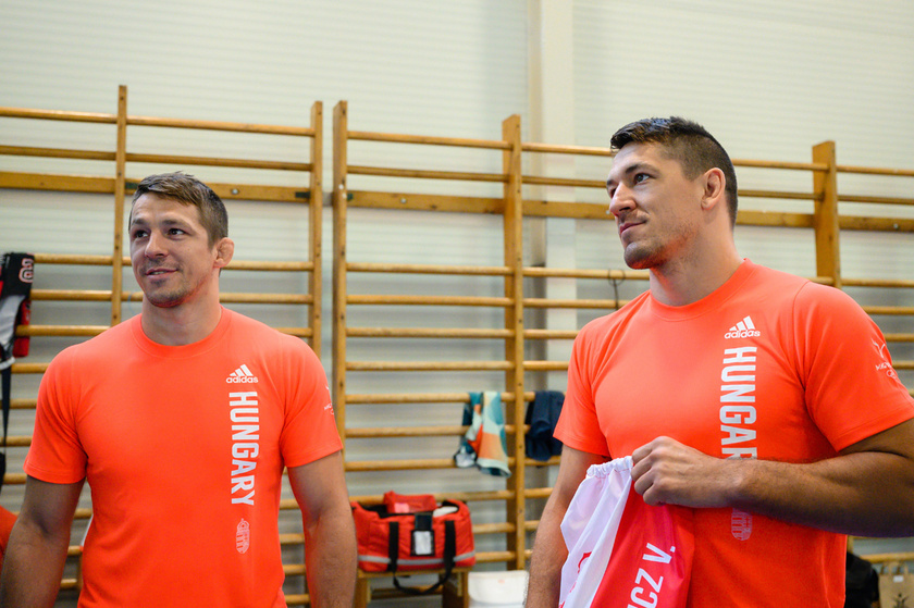 Lőrincz Tamás (balra) és testvére, Lőrincz Viktor birkózók a magyar olimpiai birkózóválogatott nyílt edzésén a tatai olimpiai edzőtáborban 2021. július 15-én.