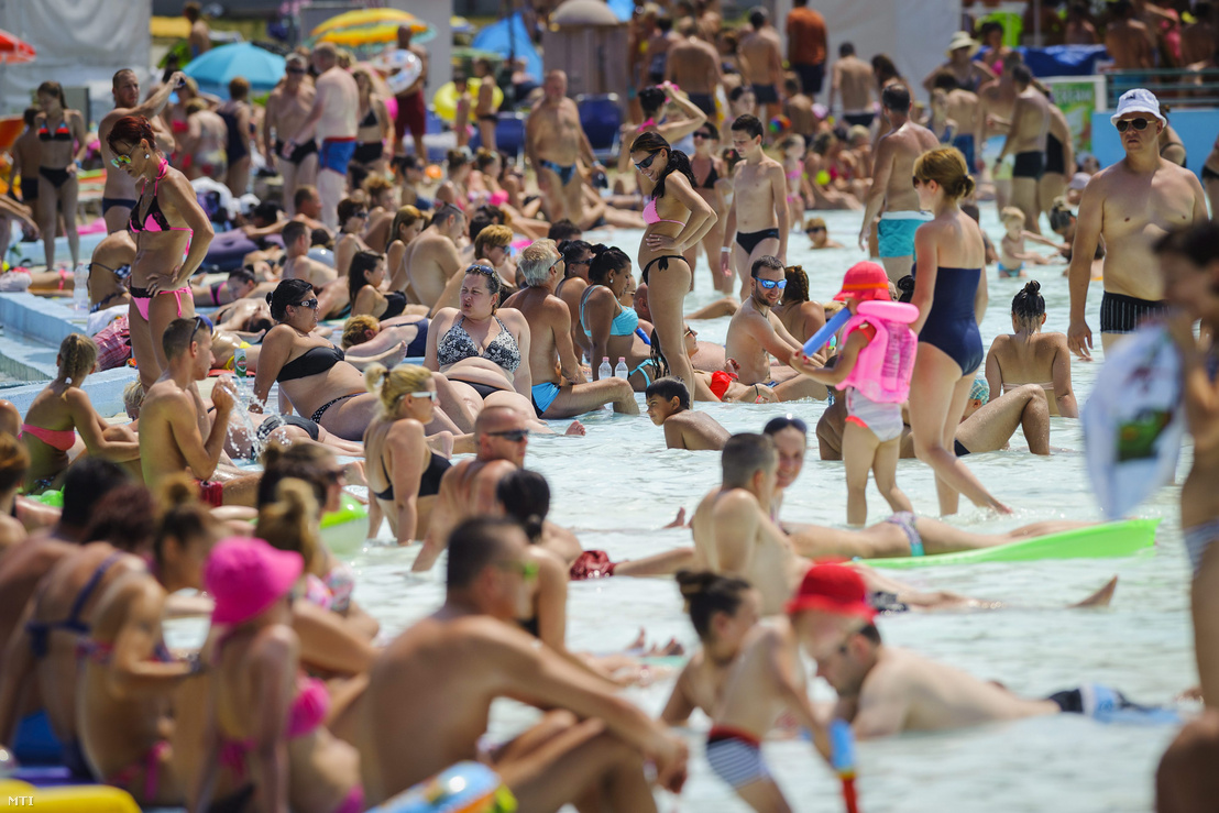 Fürdővendégek a hajdúszoboszlói strandon 2015. július 18-án
