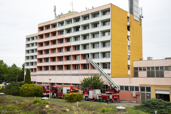 Tűzoltók dolgoznak egy zalakarosi szállodánál 2021. augusztus 4-én