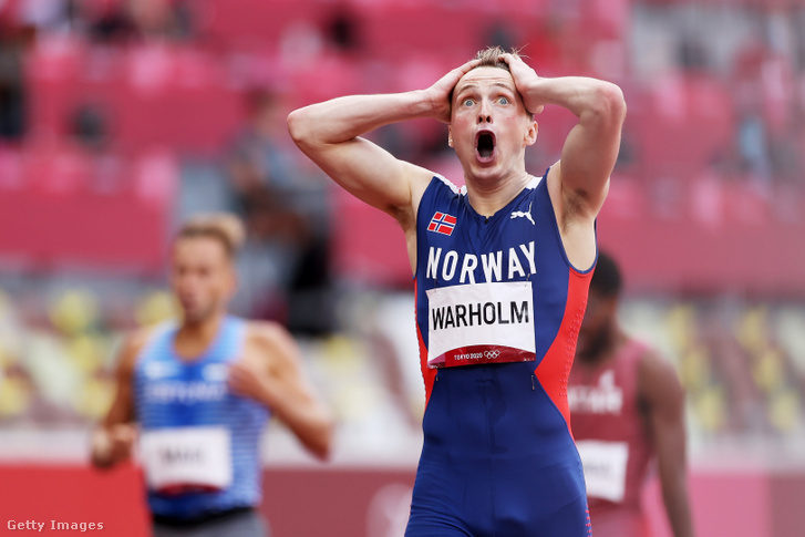 A norvég Karsten Warholm ünnepel, miután megnyerte a világméretű koronavírus-járvány miatt 2021-re halasztott 2020-as tokiói nyári olimpia férfi 400 méteres gátfutásának döntőjét az Olimpiai Stadionban 2021. augusztus 3-án