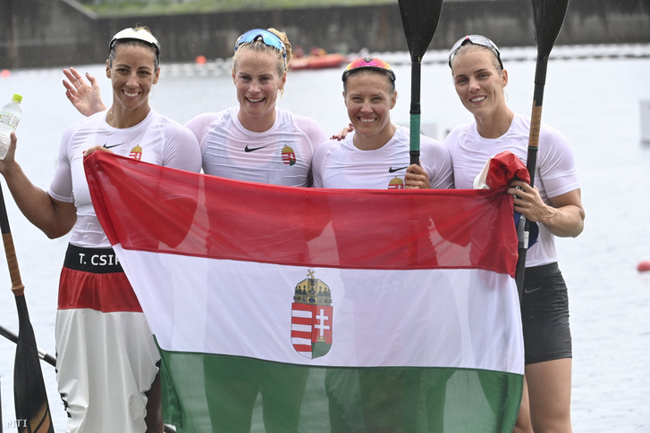 Az aranyérmes Csipes Tamara, Bodonyi Dóra, Kozák Danuta és Kárász Anna a női kajaknégyesek 500 méteres versenyének döntője után