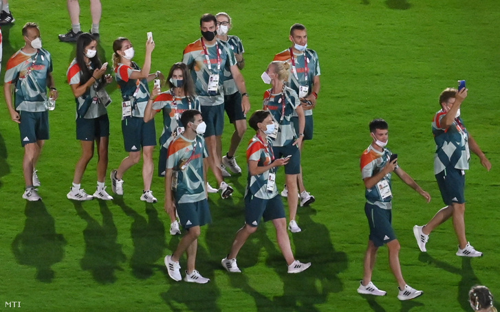 A magyar olimpiai csapat a világméretű koronavírus-járvány miatt 2021-re halasztott 2020-as tokiói nyári olimpia záróünnepségén a Olimpiai Stadionban 2021. augusztus 8-án