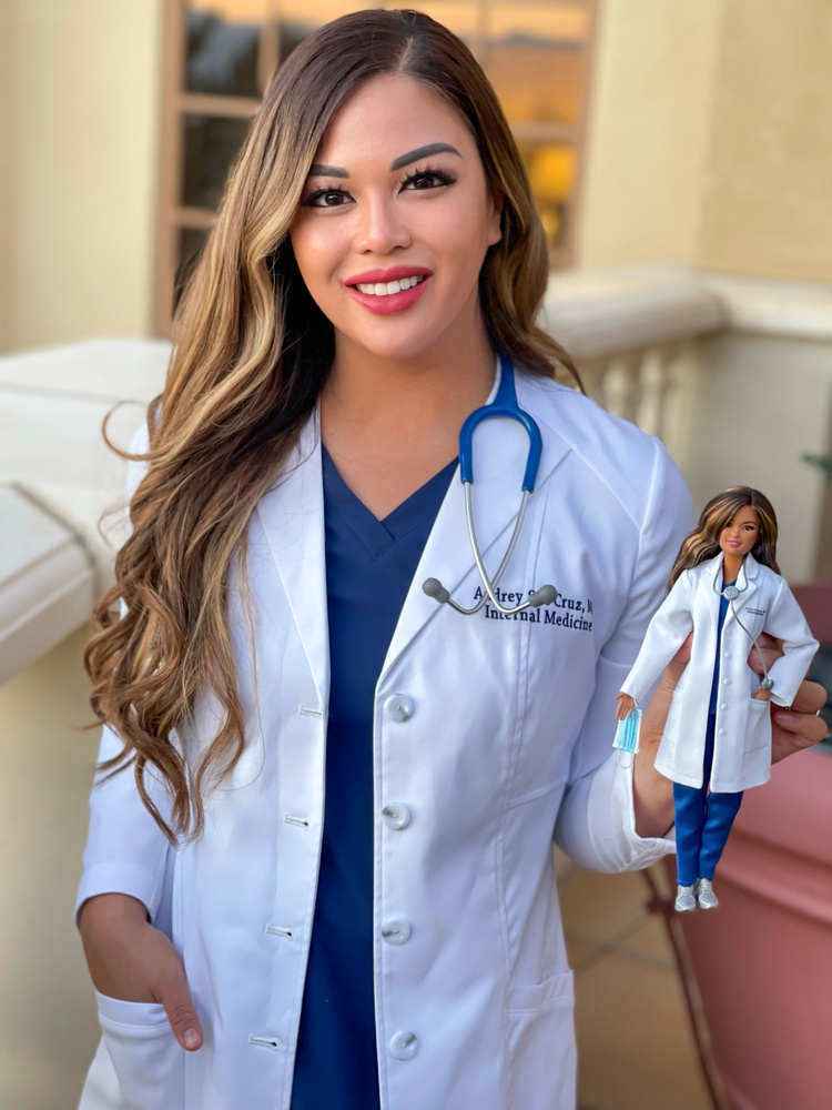 Ezen a fotón pedig Audrey Cruz Las Vegas-i frontorvos látható, aki a diszkrimináció ellen folytatott harcot a nehéz időkben.&nbsp;Az elmúlt években a Mattel reagált a kritikákra, miszerint a Barbie babák irreális képet festenek a nőiségről