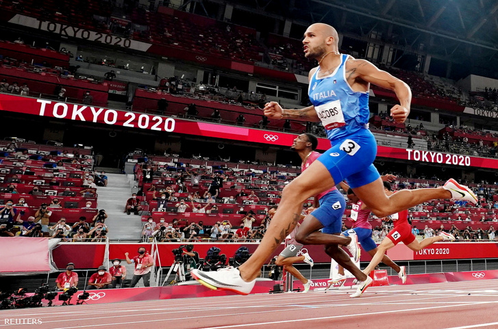 Marcell Jacobs elsőként ér célba, az olimpia egyik legnagyobb szenzációját szerezve.