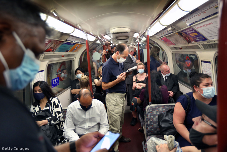 Utasok egy metrón Londonban 2021. július 19-én